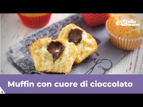 Muffin al cioccolato con cuore morbido giallo zafferano